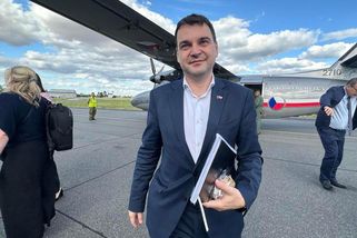 Tak tímto by prezident a premiér na summit NATO letět nechtěli. My to vyzkoušeli s nemocným Macinkou